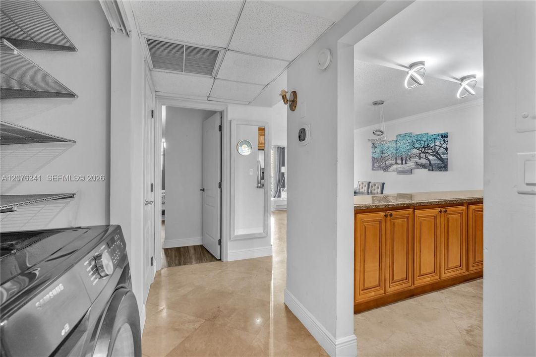 For Sale: $475,000 (1 beds, 1 baths, 1005 Square Feet)
