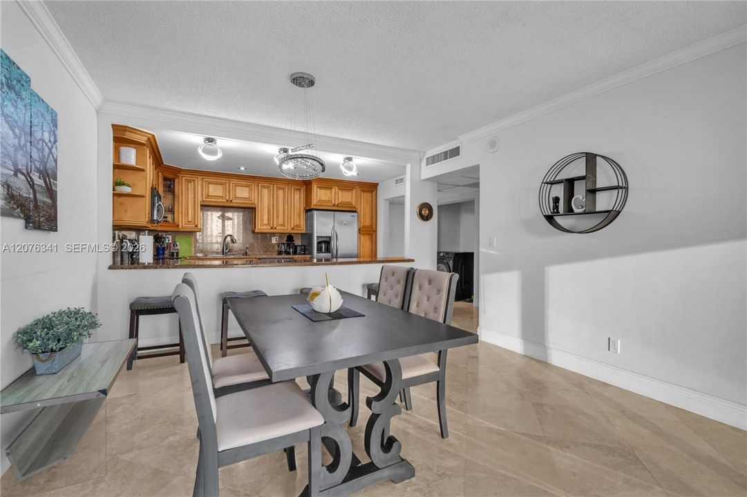 For Sale: $475,000 (1 beds, 1 baths, 1005 Square Feet)