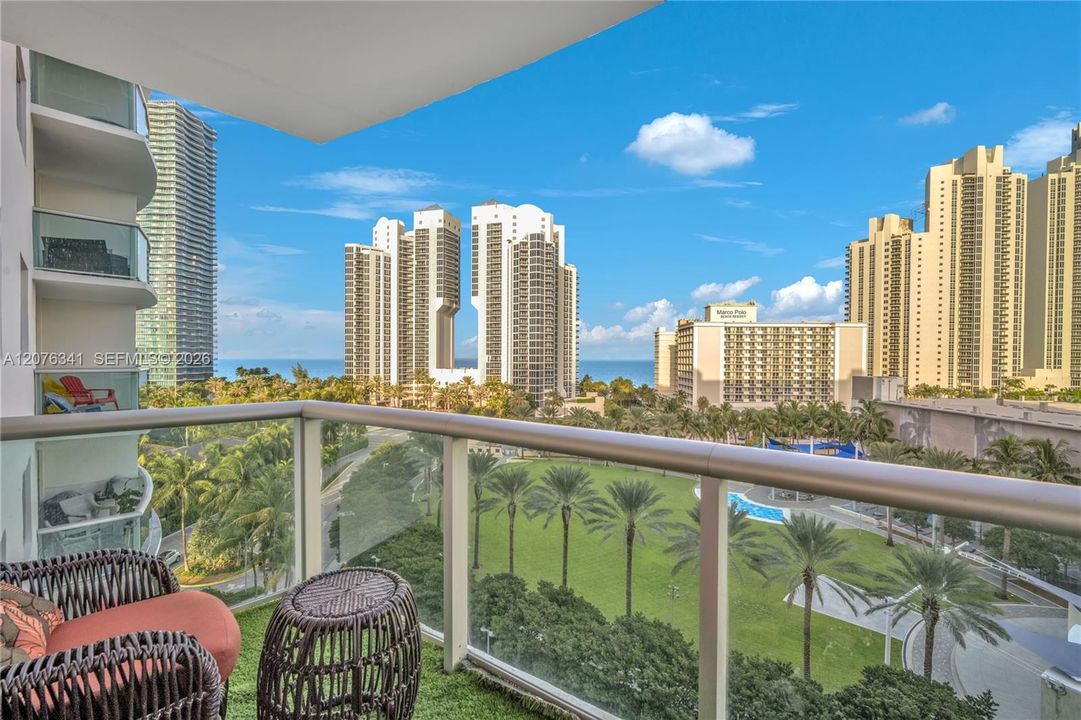 For Sale: $475,000 (1 beds, 1 baths, 1005 Square Feet)