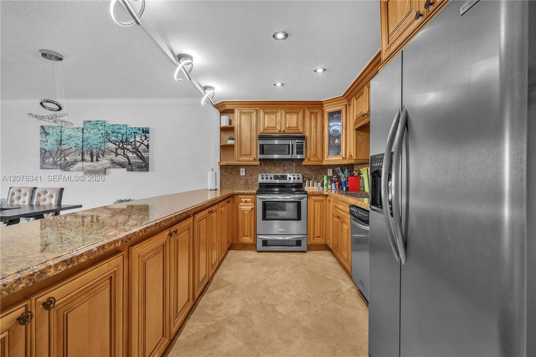 For Sale: $475,000 (1 beds, 1 baths, 1005 Square Feet)