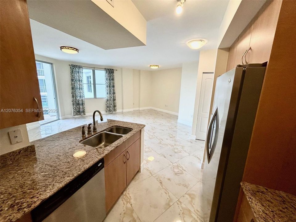For Rent: $2,500 (1 beds, 1 baths, 815 Square Feet)