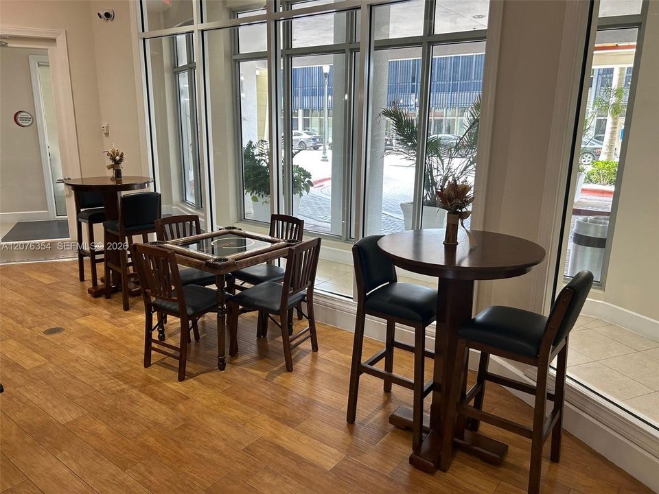 For Rent: $2,500 (1 beds, 1 baths, 815 Square Feet)