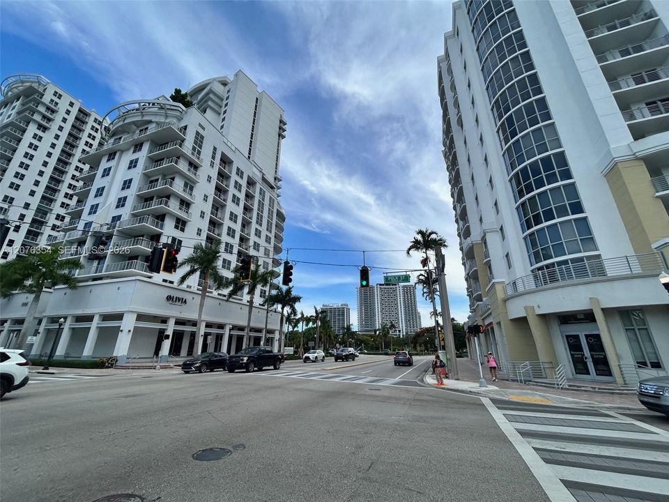 For Rent: $2,500 (1 beds, 1 baths, 815 Square Feet)