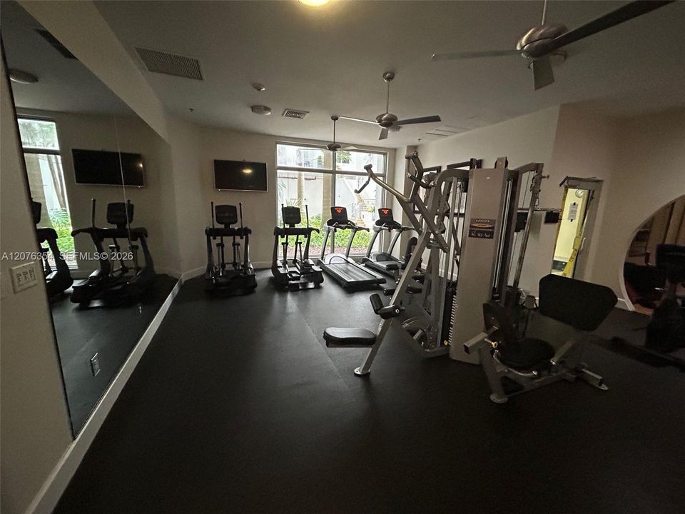 For Rent: $2,500 (1 beds, 1 baths, 815 Square Feet)