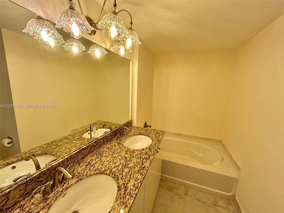For Rent: $2,500 (1 beds, 1 baths, 815 Square Feet)