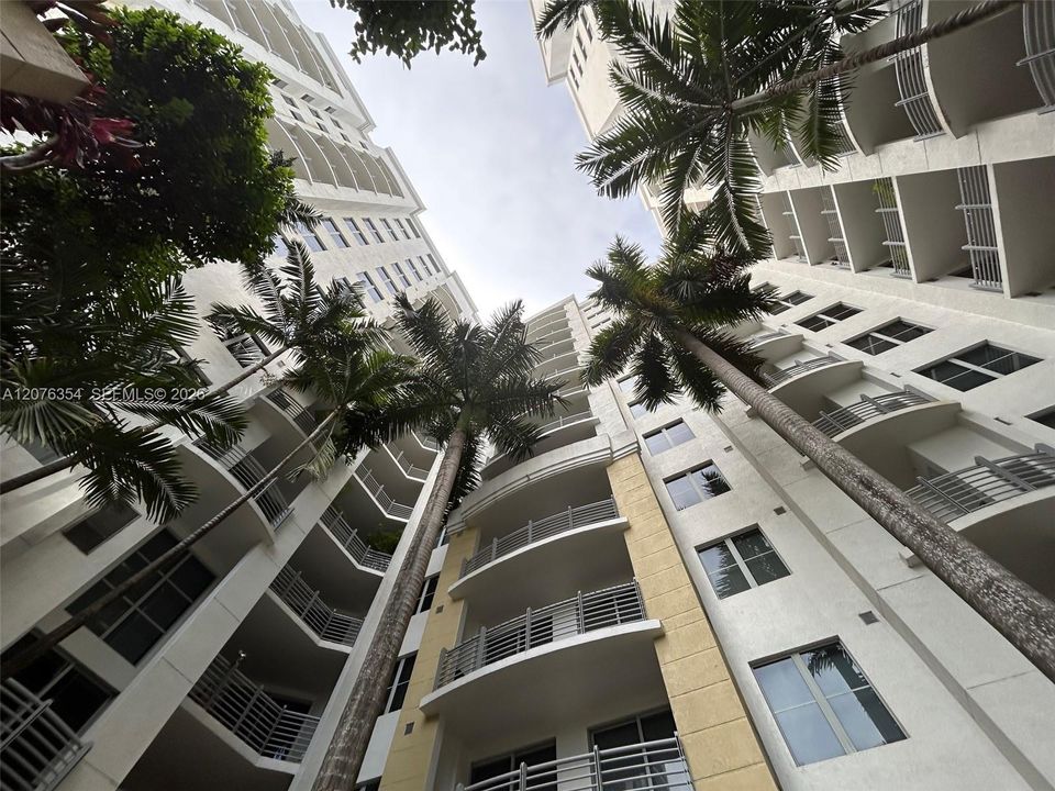 For Rent: $2,500 (1 beds, 1 baths, 815 Square Feet)