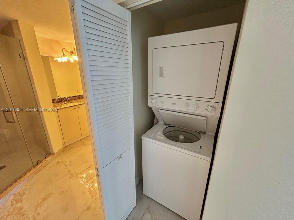 For Rent: $2,500 (1 beds, 1 baths, 815 Square Feet)