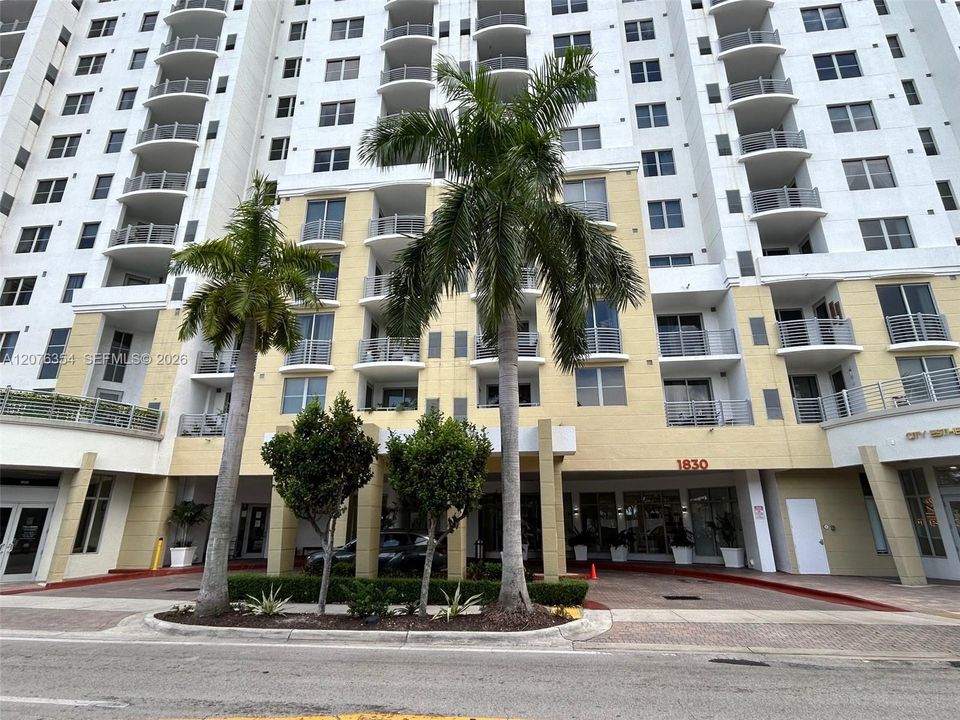 For Rent: $2,500 (1 beds, 1 baths, 815 Square Feet)