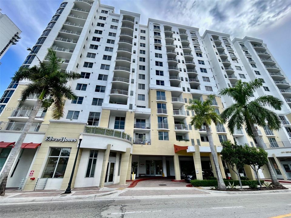 For Rent: $2,500 (1 beds, 1 baths, 815 Square Feet)