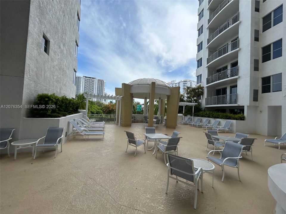 For Rent: $2,500 (1 beds, 1 baths, 815 Square Feet)