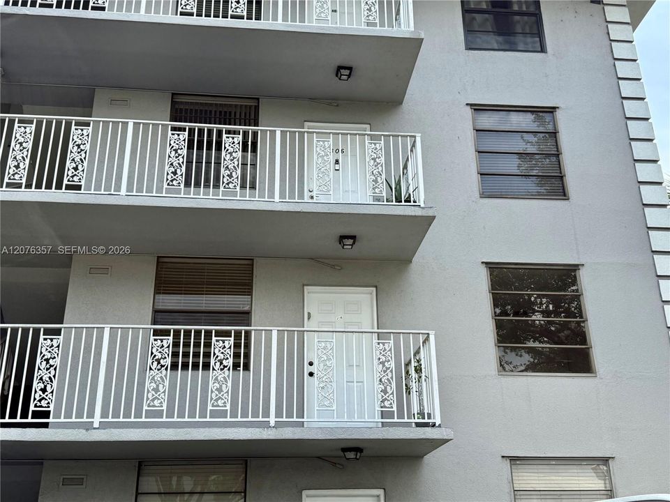 For Rent: $2,590 (2 beds, 2 baths, 1385 Square Feet)