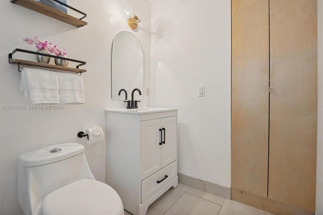 Guest Bath w/Built-In Linen Closet