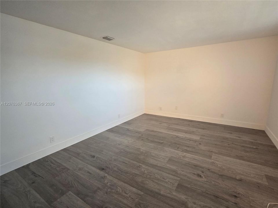 For Sale: $199,999 (2 beds, 2 baths, 933 Square Feet)