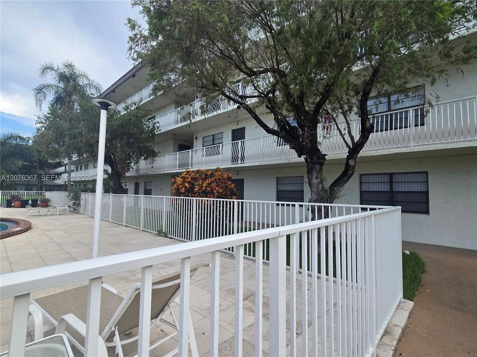 For Sale: $199,999 (2 beds, 2 baths, 933 Square Feet)