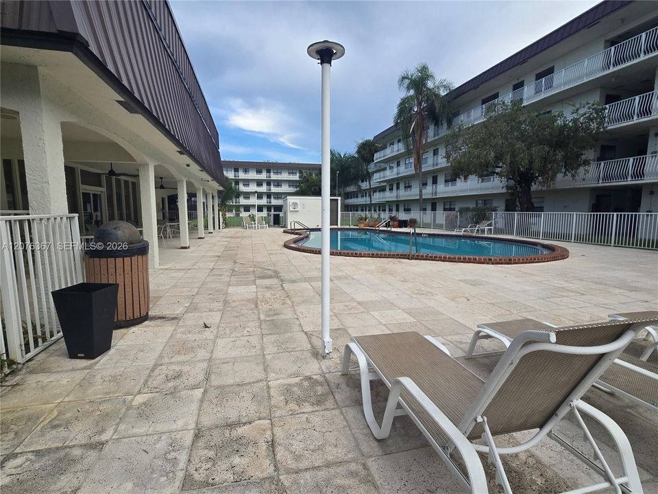 For Sale: $199,999 (2 beds, 2 baths, 933 Square Feet)
