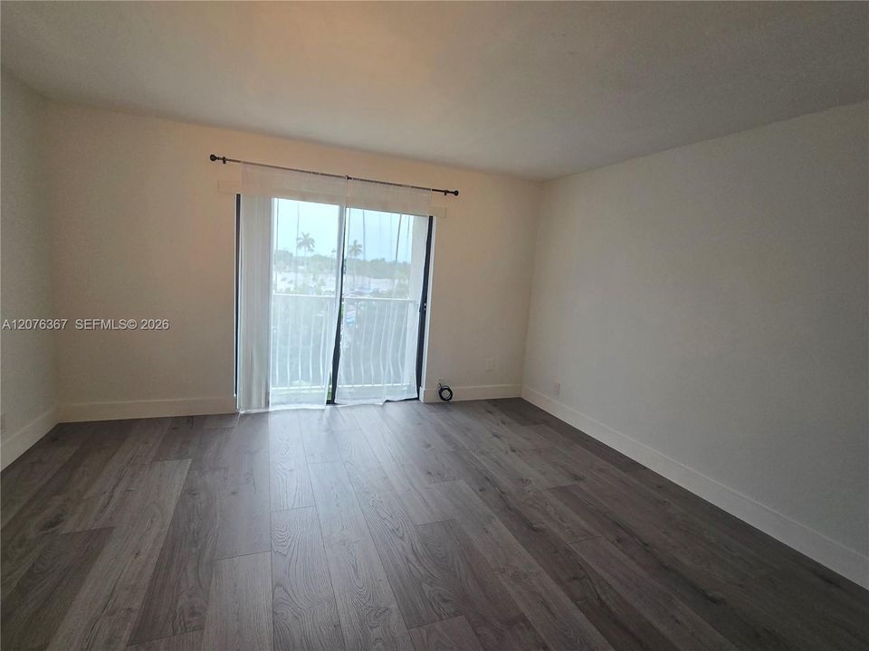 For Sale: $199,999 (2 beds, 2 baths, 933 Square Feet)