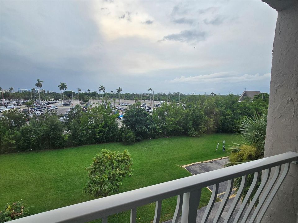 For Sale: $199,999 (2 beds, 2 baths, 933 Square Feet)