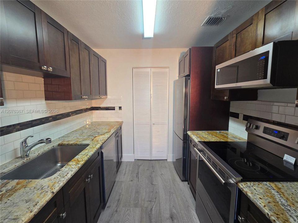 For Sale: $199,999 (2 beds, 2 baths, 933 Square Feet)