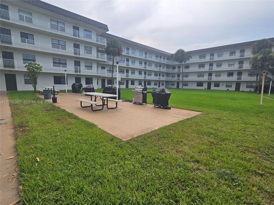 For Sale: $199,999 (2 beds, 2 baths, 933 Square Feet)