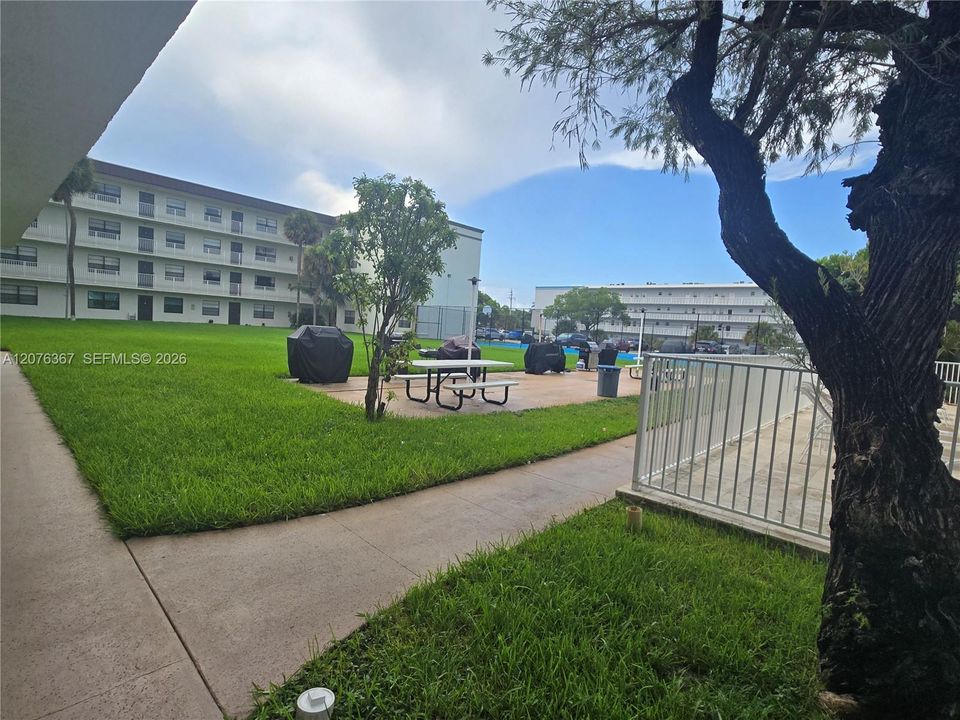 For Sale: $199,999 (2 beds, 2 baths, 933 Square Feet)