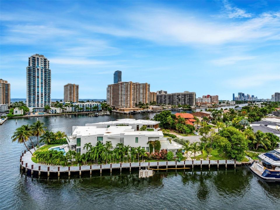 For Rent: $2,000 (1 beds, 1 baths, 920 Square Feet)