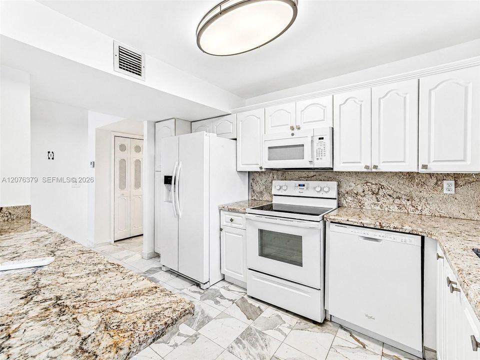 For Rent: $2,000 (1 beds, 1 baths, 920 Square Feet)