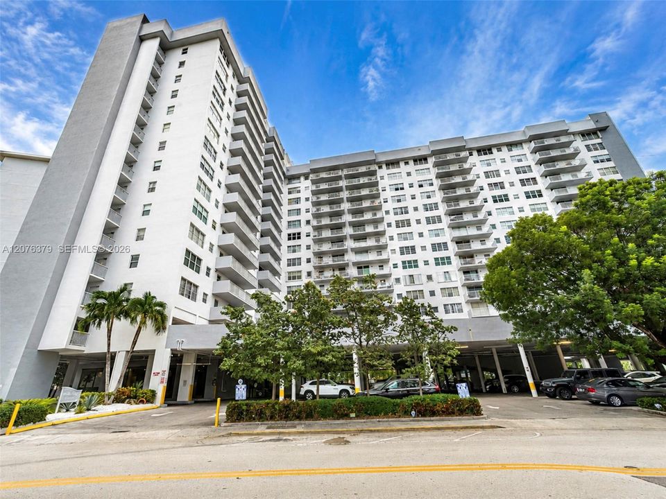 For Rent: $2,000 (1 beds, 1 baths, 920 Square Feet)