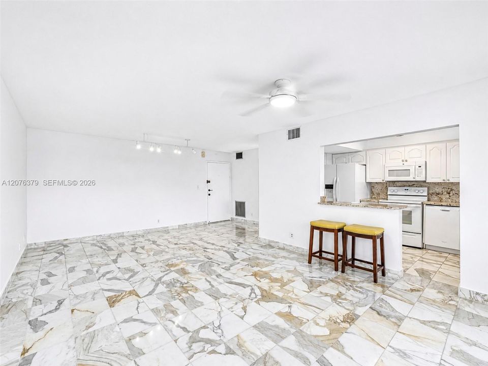 For Rent: $2,000 (1 beds, 1 baths, 920 Square Feet)