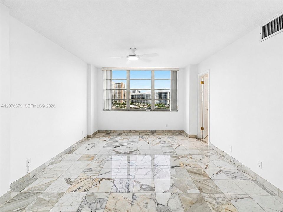 For Rent: $2,000 (1 beds, 1 baths, 920 Square Feet)