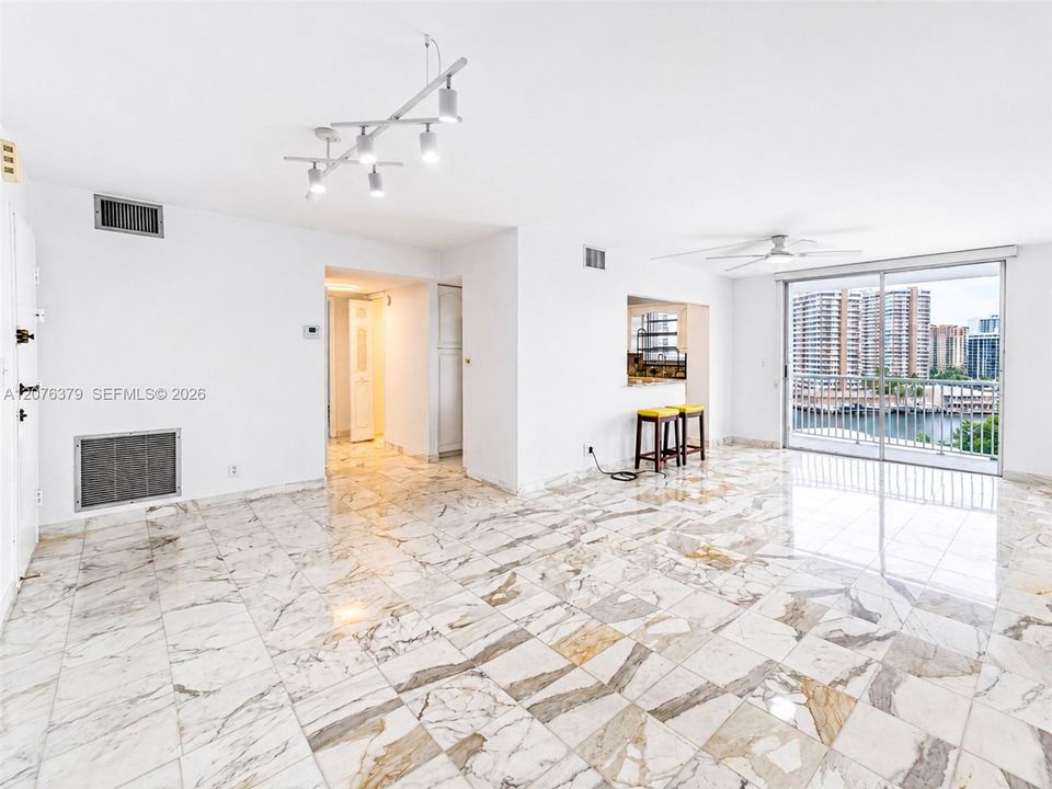 For Rent: $2,000 (1 beds, 1 baths, 920 Square Feet)