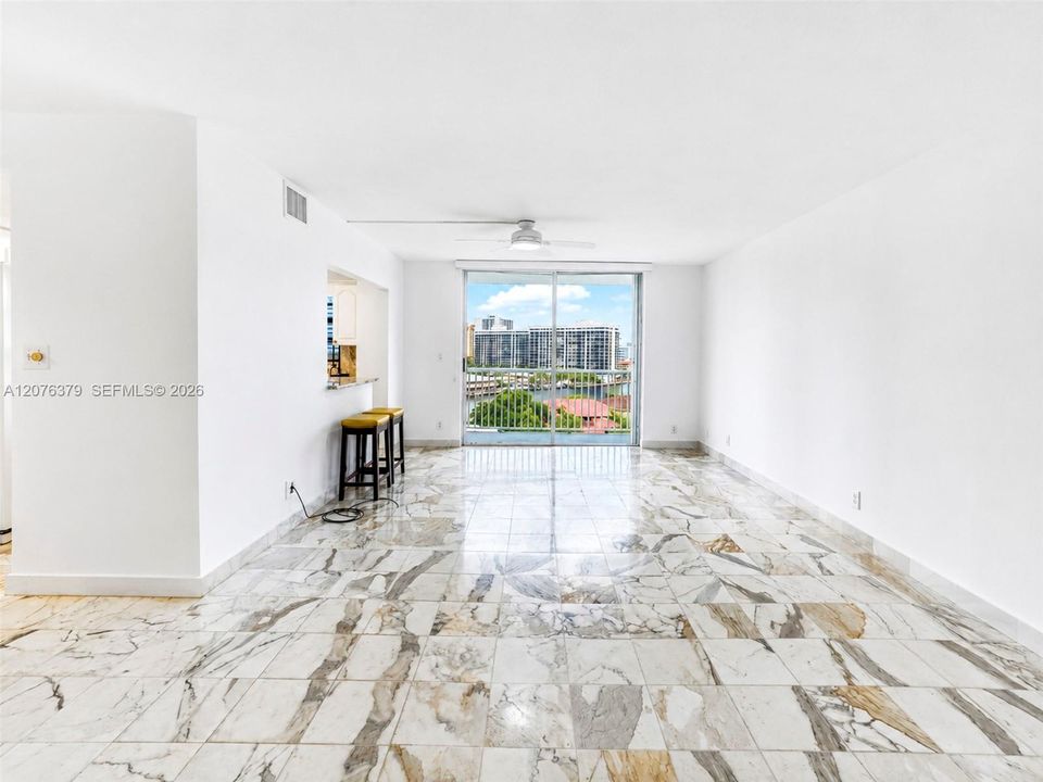 For Rent: $2,000 (1 beds, 1 baths, 920 Square Feet)