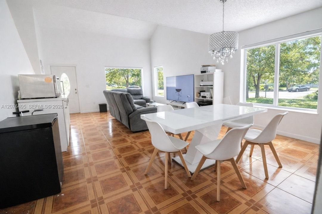 На продажу: $675,000 (4 спален, 2 ванн, 2084 Квадратных фут)