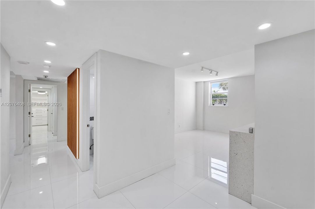 Entry to unit 104