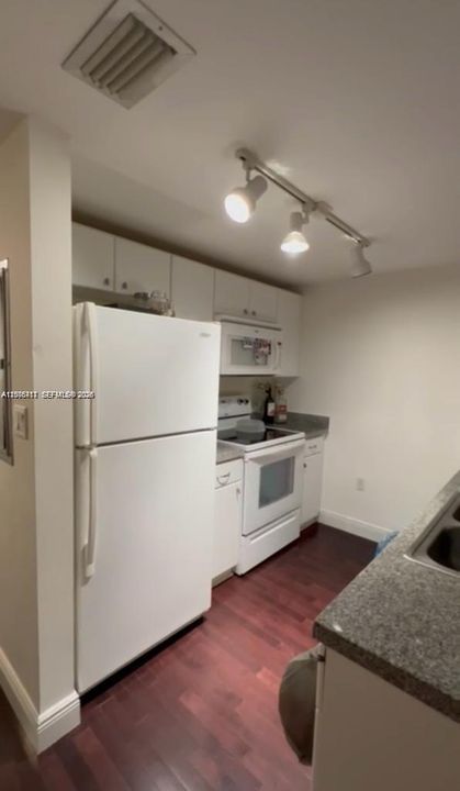 В аренду: $1,800 (0 спален, 1 ванн, 440 Квадратных фут)