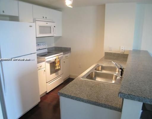 В аренду: $1,800 (0 спален, 1 ванн, 440 Квадратных фут)