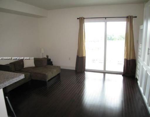 В аренду: $1,800 (0 спален, 1 ванн, 440 Квадратных фут)