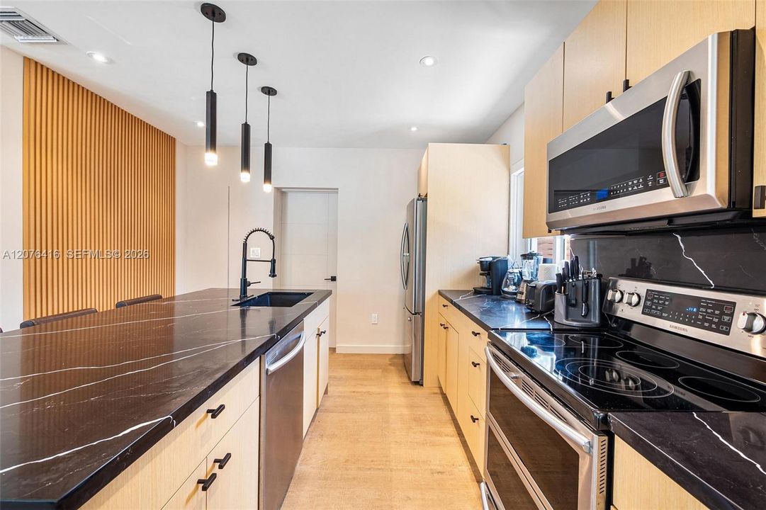 В аренду: $12,500 (3 спален, 3 ванн, 2400 Квадратных фут)