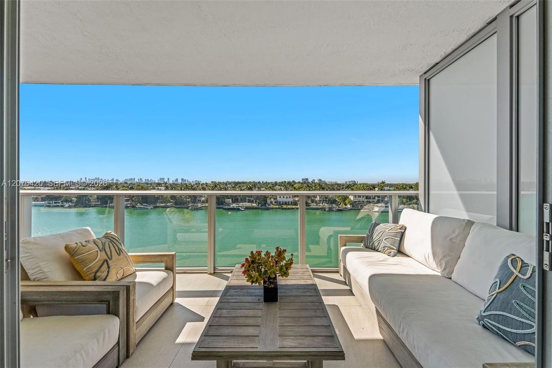 For Sale: $1,169,000 (2 beds, 2 baths, 1143 Square Feet)