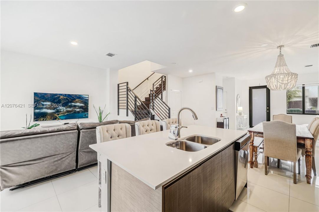 En Venta: $640,000 (3 camas, 2 baños, 1672 Pies cuadrados)