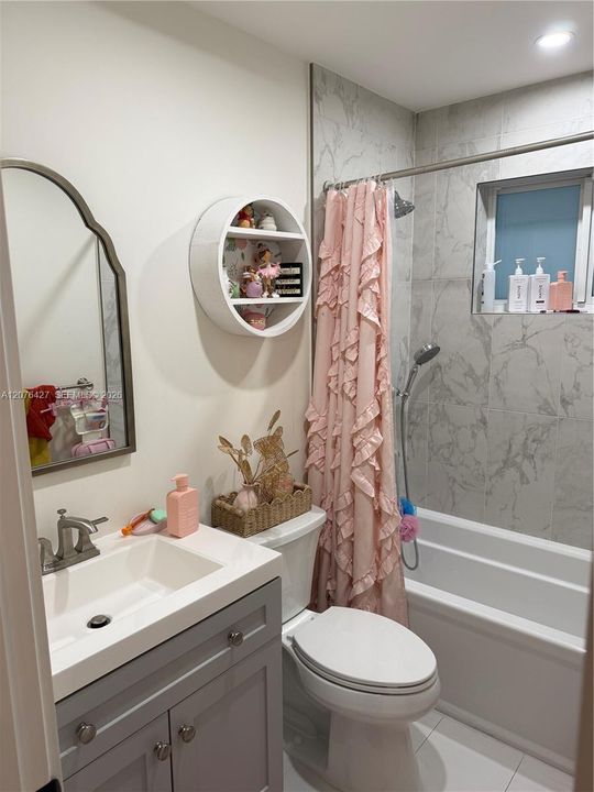 Activo con contrato: $3,950 (3 camas, 2 baños, 1636 Pies cuadrados)