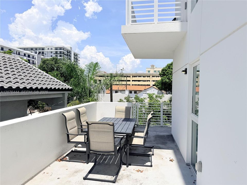 En Venta: $630,000 (2 camas, 2 baños, 1170 Pies cuadrados)