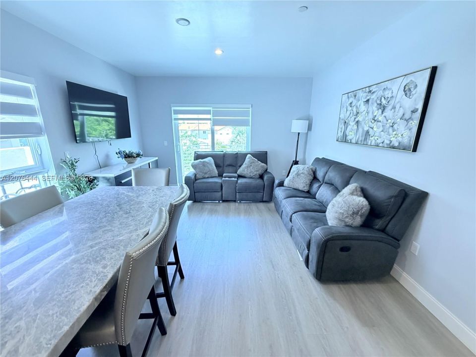 En Venta: $630,000 (2 camas, 2 baños, 1170 Pies cuadrados)