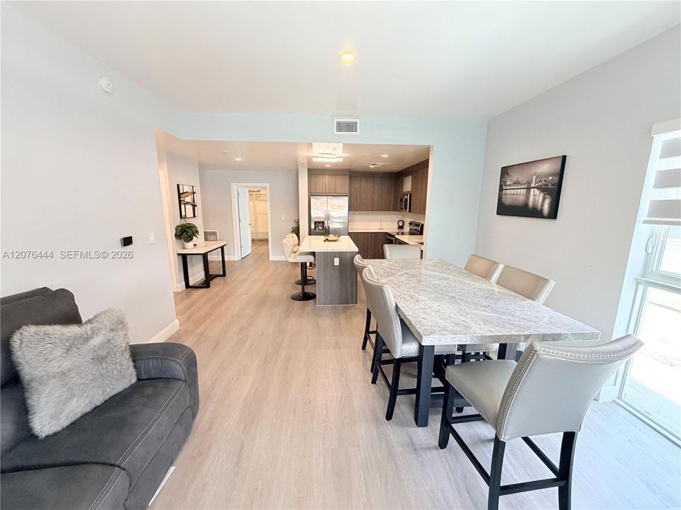 En Venta: $630,000 (2 camas, 2 baños, 1170 Pies cuadrados)