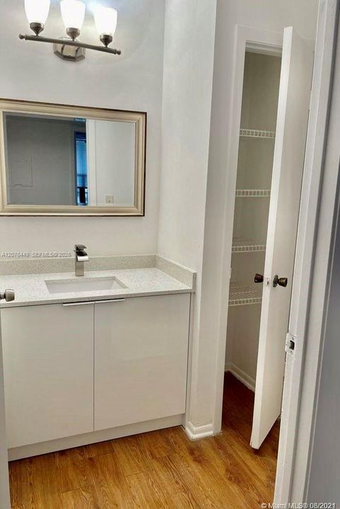 For Sale: $195,000 (2 beds, 1 baths, 800 Square Feet)