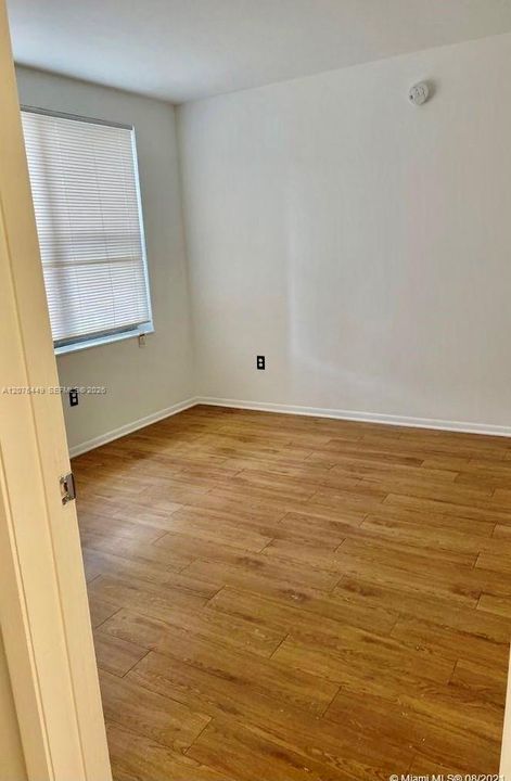 For Sale: $195,000 (2 beds, 1 baths, 800 Square Feet)