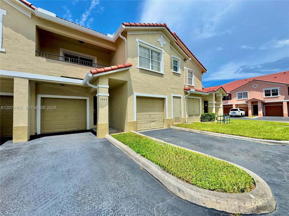 Activo con contrato: $210,000 (1 camas, 1 baños, 878 Pies cuadrados)