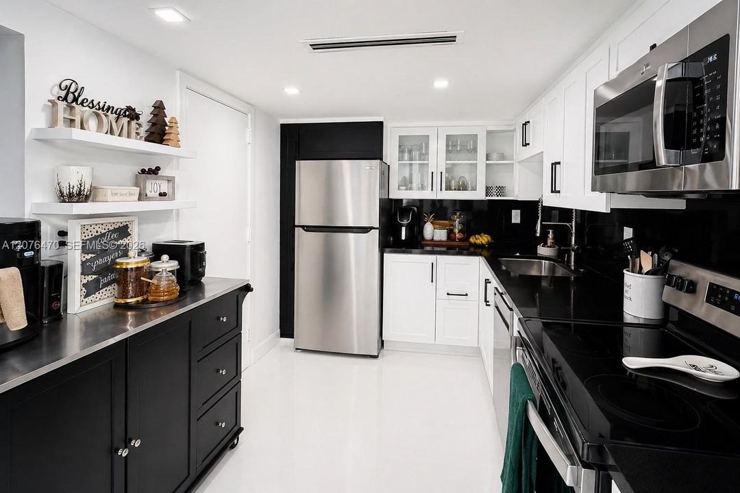 For Rent: $2,700 (1 beds, 1 baths, 762 Square Feet)