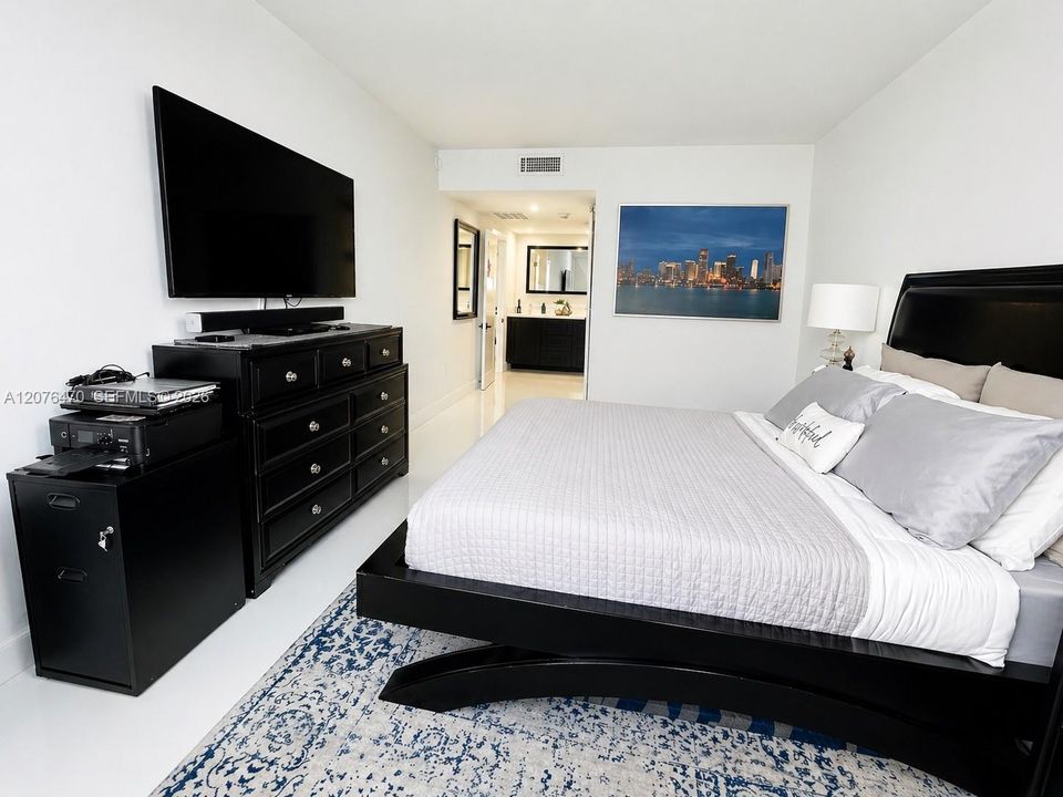 For Rent: $2,700 (1 beds, 1 baths, 762 Square Feet)