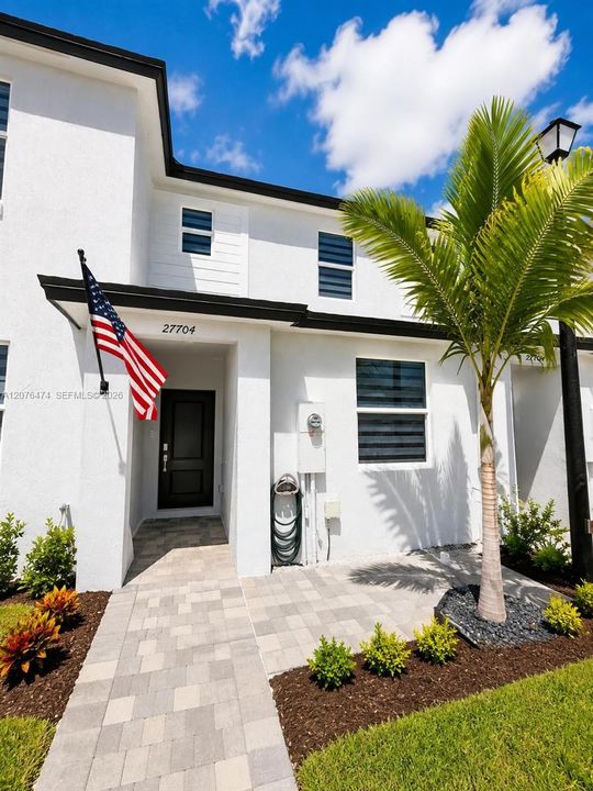 For Sale: $439,999 (3 beds, 3 baths, 1300 Square Feet)