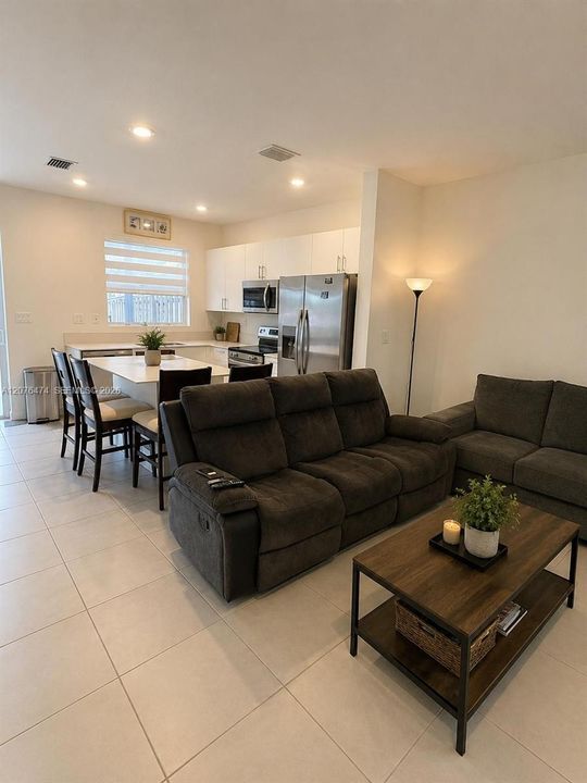 For Sale: $439,999 (3 beds, 3 baths, 1300 Square Feet)